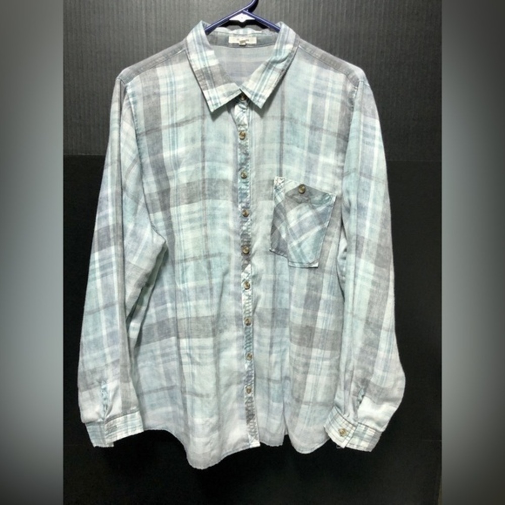 💫Maurice’s Distressed Blue Plaid Button Down Shirt